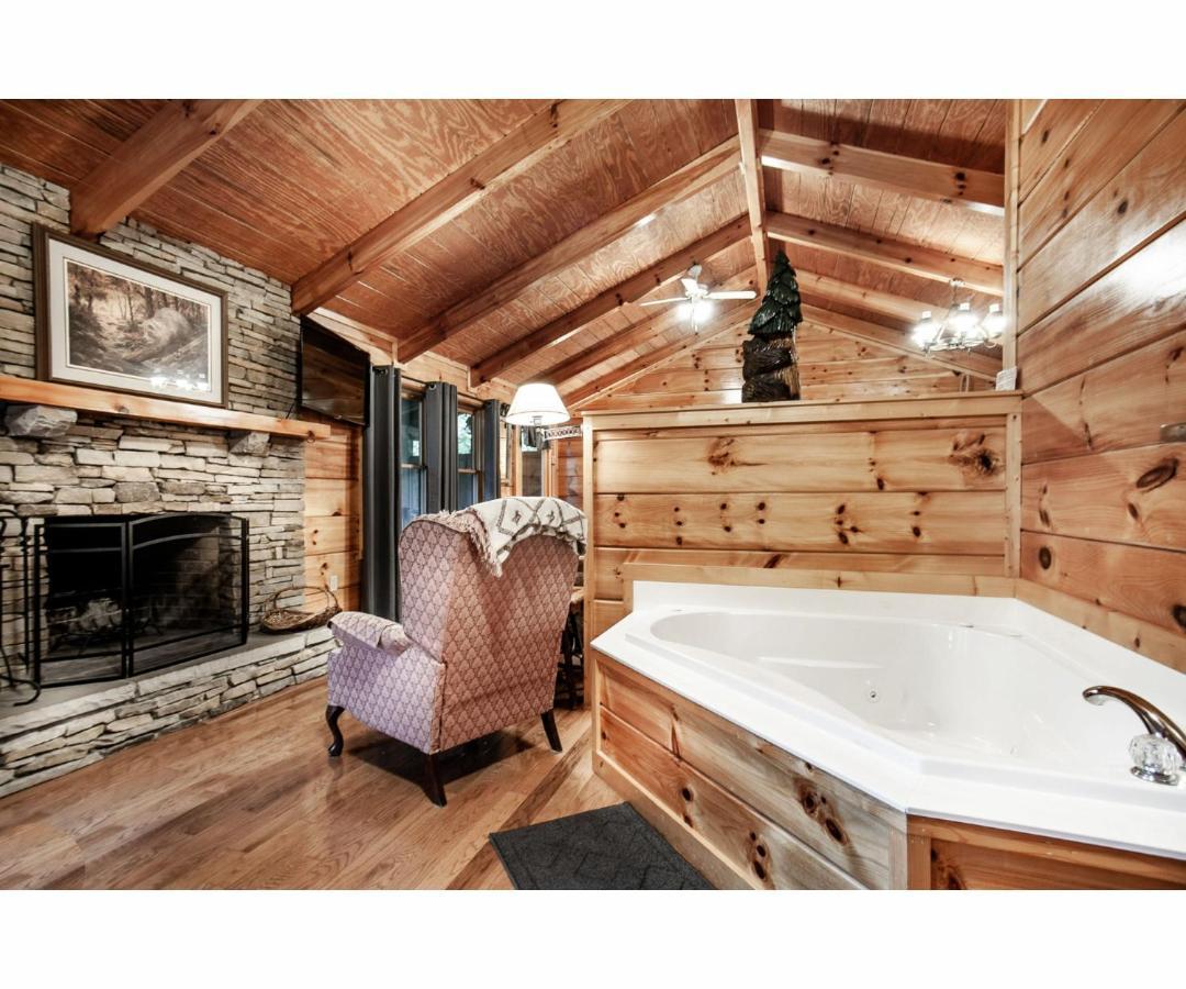 Peekaboo With Hot Tub, Pool Table, And Jacuzzi Villa Pigeon Forge Ngoại thất bức ảnh